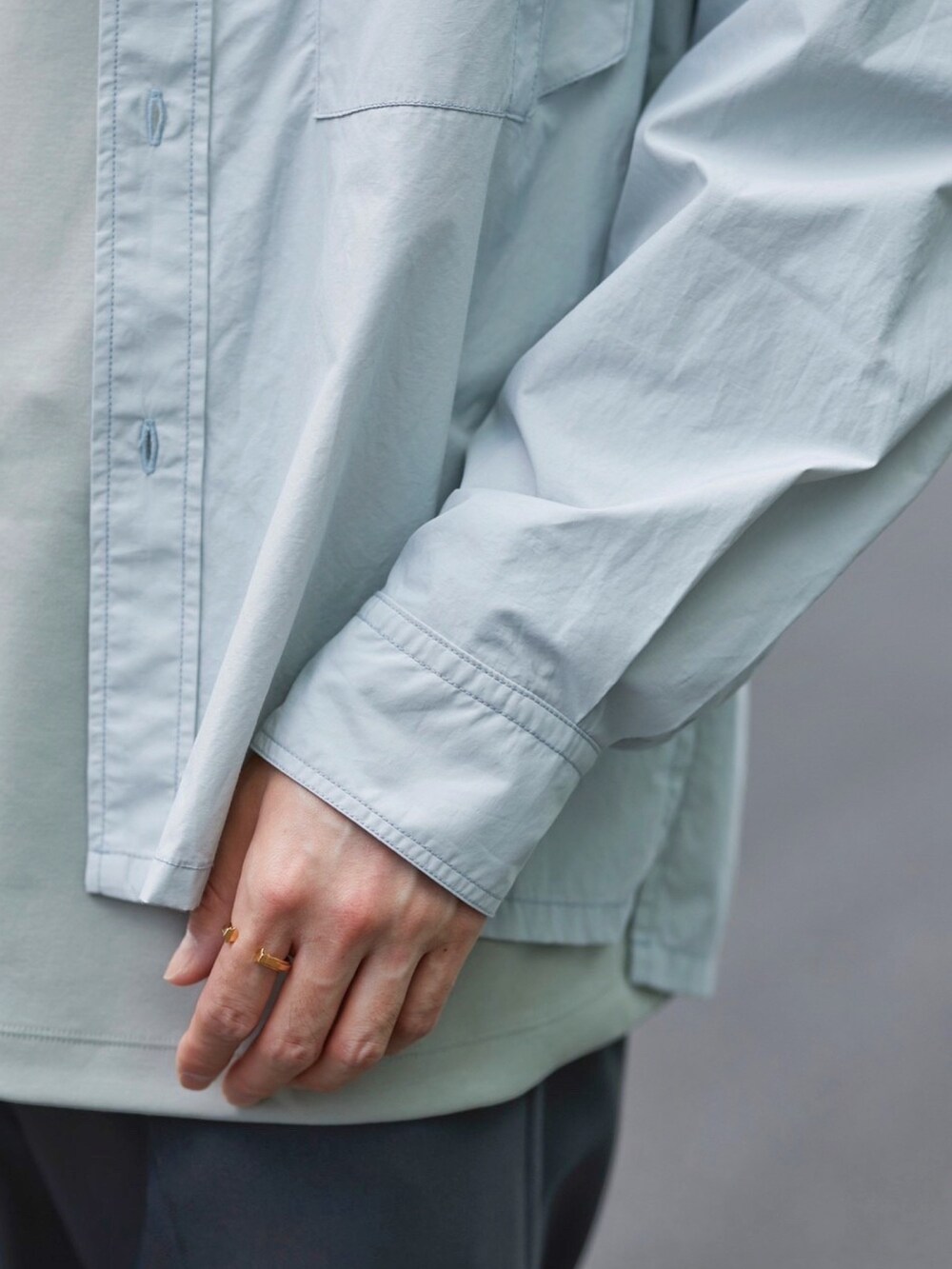 グリーン系のシャツ/ブラウス、グレー系のスラックスを着用したメンズの春コーディネートの6枚目の写真