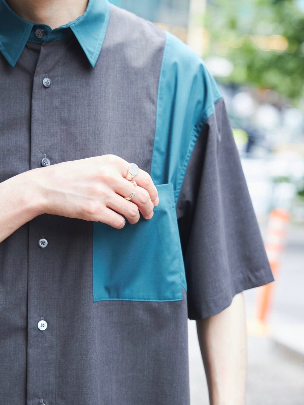 「このスタイルがお気に入り、きれいめカジュアル、夏コーデ、大人コーデ、シャツスタイル、白パンツ」｜「PUBLIC TOKYOのパネルカーブS/Sシャツ（シャツ/ブラウス、グレー系）」を使った、ymk__fkさん（メンズ・175cm）の夏コーディネートの6枚目の写真