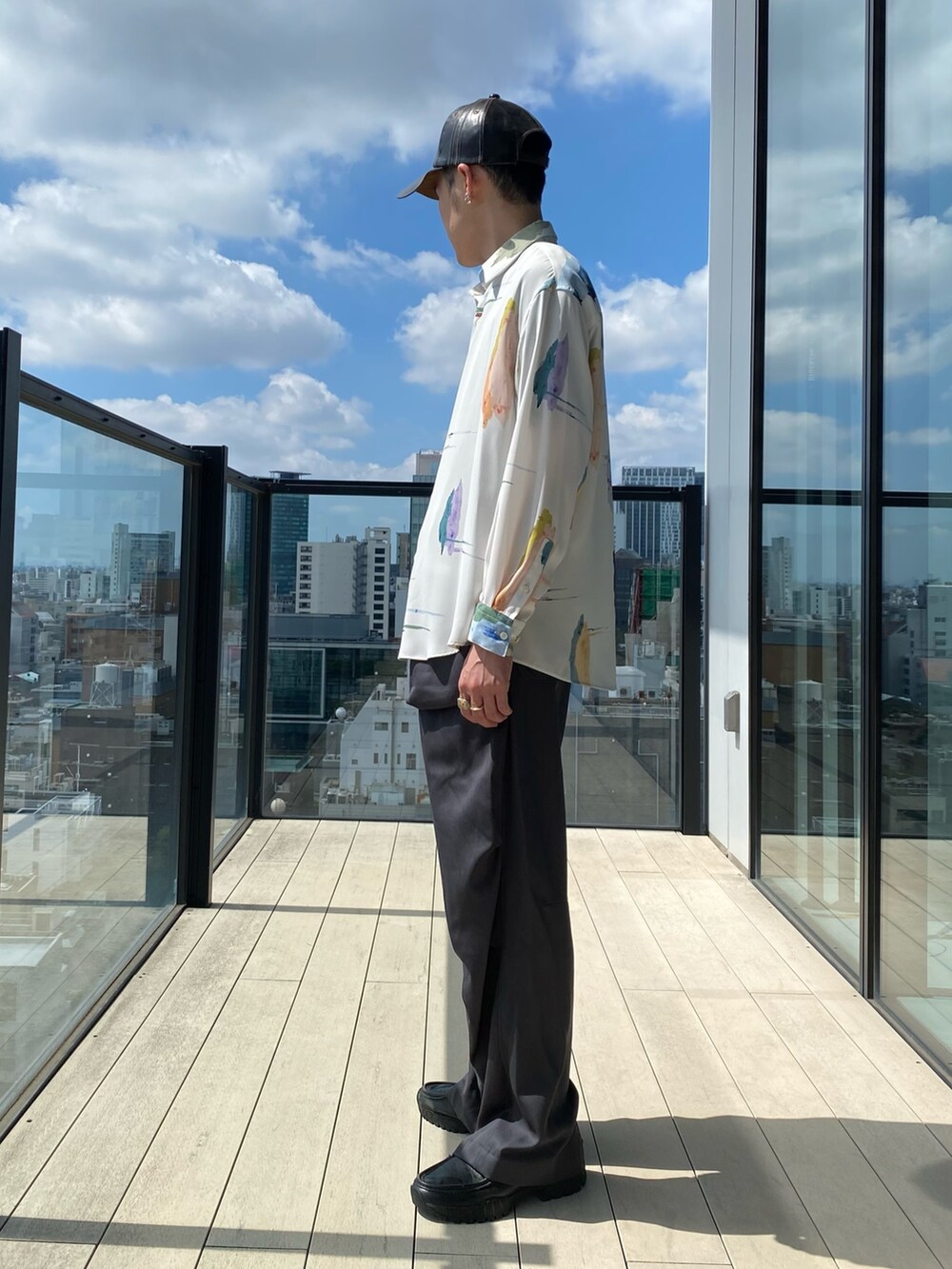 ホワイト系のシャツ/ブラウスを着用したメンズの夏コーディネートの2枚目の写真