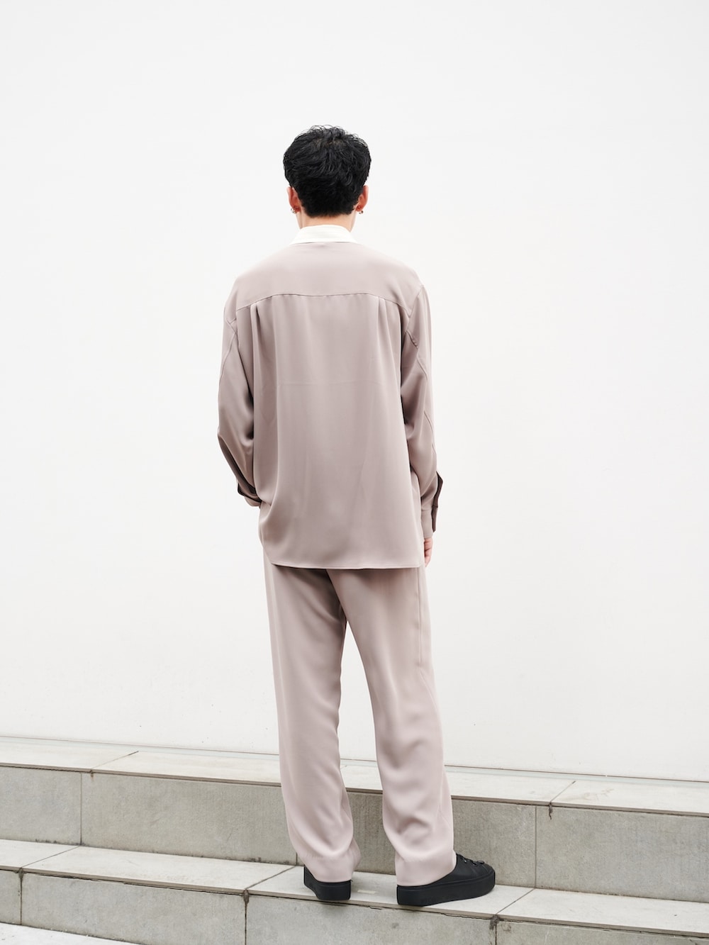「きれいめカジュアル」｜「CULLNIのSTUDIOUS別注 BUTTON DOWN SHIRTS（シャツ/ブラウス、ベージュ系）」を使った、ymk__fkさん（メンズ・175cm）の秋コーディネートの3枚目の写真