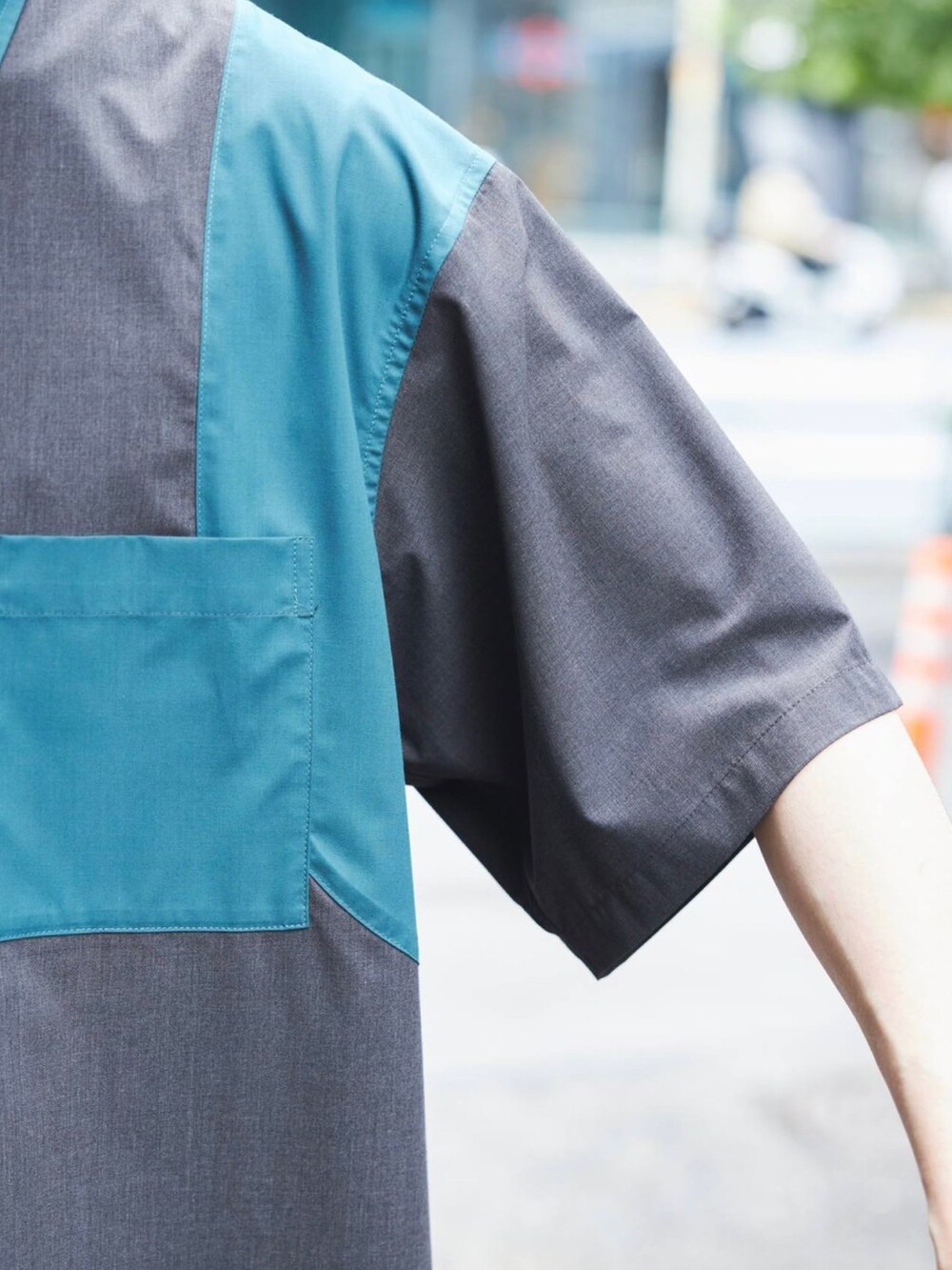 「このスタイルがお気に入り、きれいめカジュアル、夏コーデ、大人コーデ、シャツスタイル、白パンツ」｜「PUBLIC TOKYOのパネルカーブS/Sシャツ（シャツ/ブラウス、グレー系）」を使った、ymk__fkさん（メンズ・175cm）の夏コーディネートの5枚目の写真