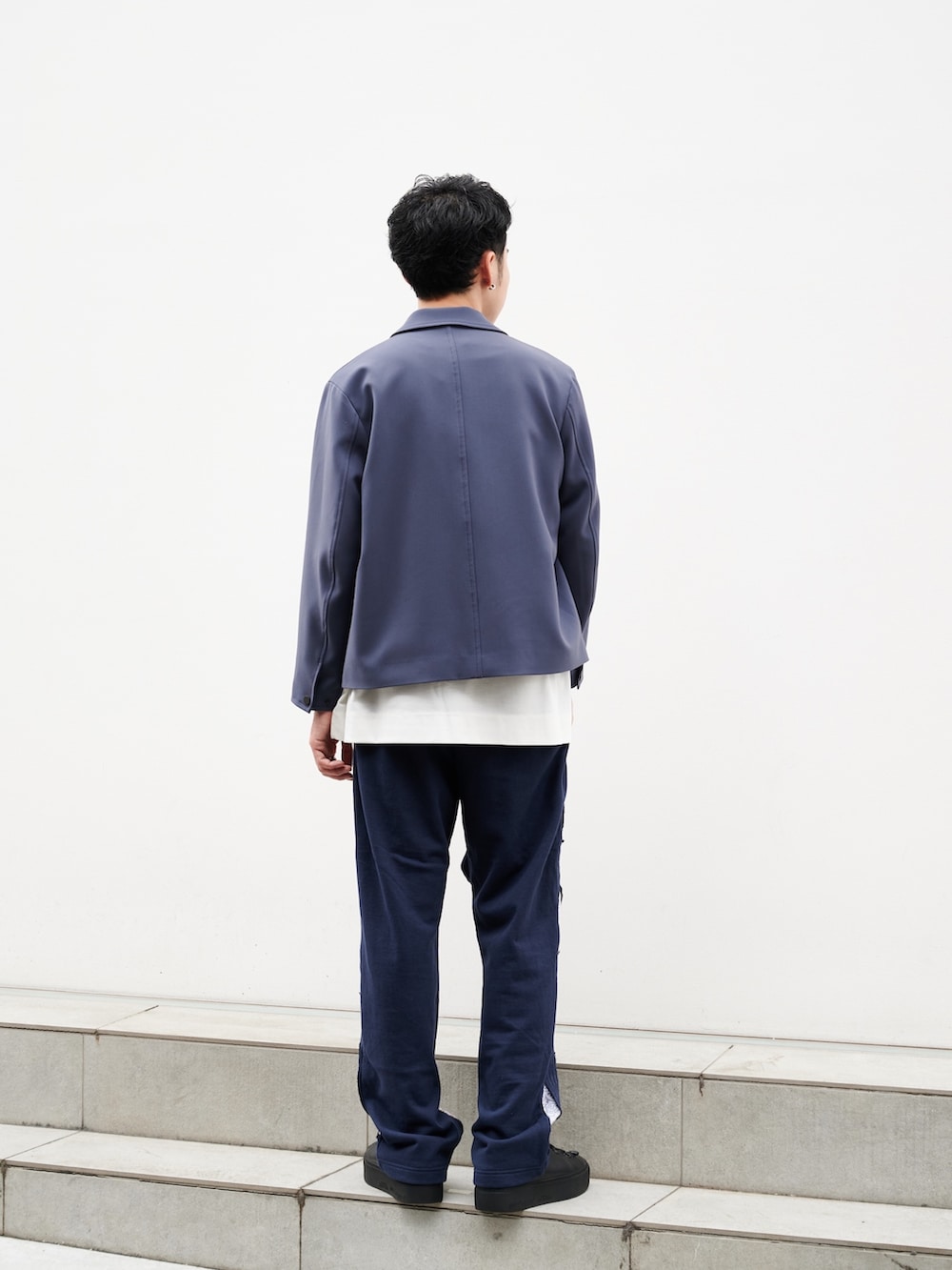 グレー系のブルゾンを着用したメンズの秋コーディネートの3枚目の写真