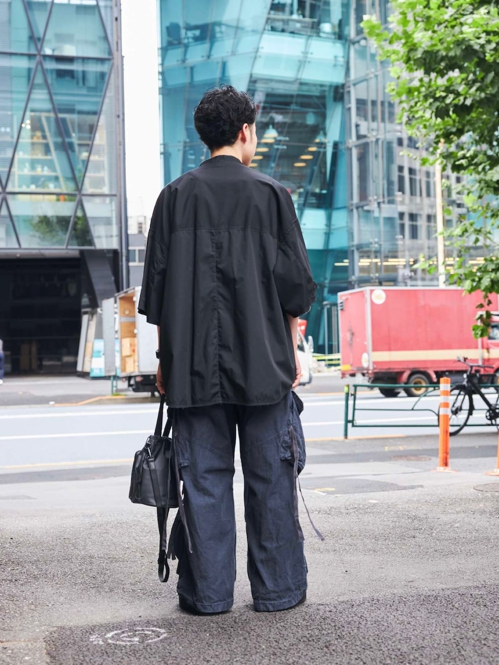 「きれいめカジュアル、カジュアルコーデ、オトナカジュアル、シャツスタイル、シンプルコーデ」｜「PUBLIC TOKYOのミリタリーステッチノーカラーシャツ（シャツ/ブラウス、ブラック系）」を使った、ymk__fkさん（メンズ・175cm）の夏コーディネートの4枚目の写真