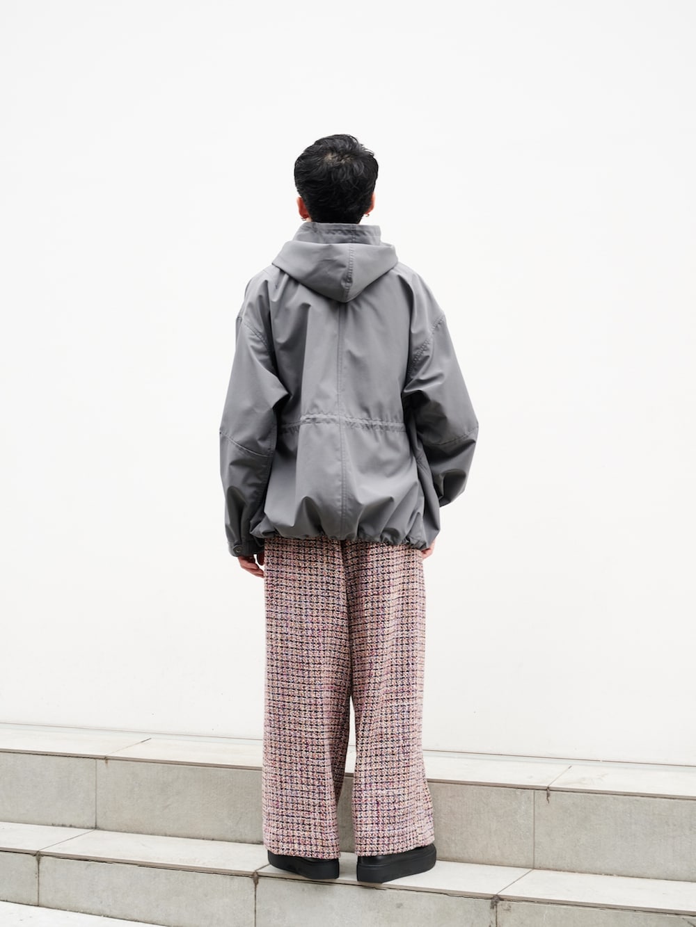 グレー系のマウンテンパーカーを着用したメンズの秋コーディネートの3枚目の写真