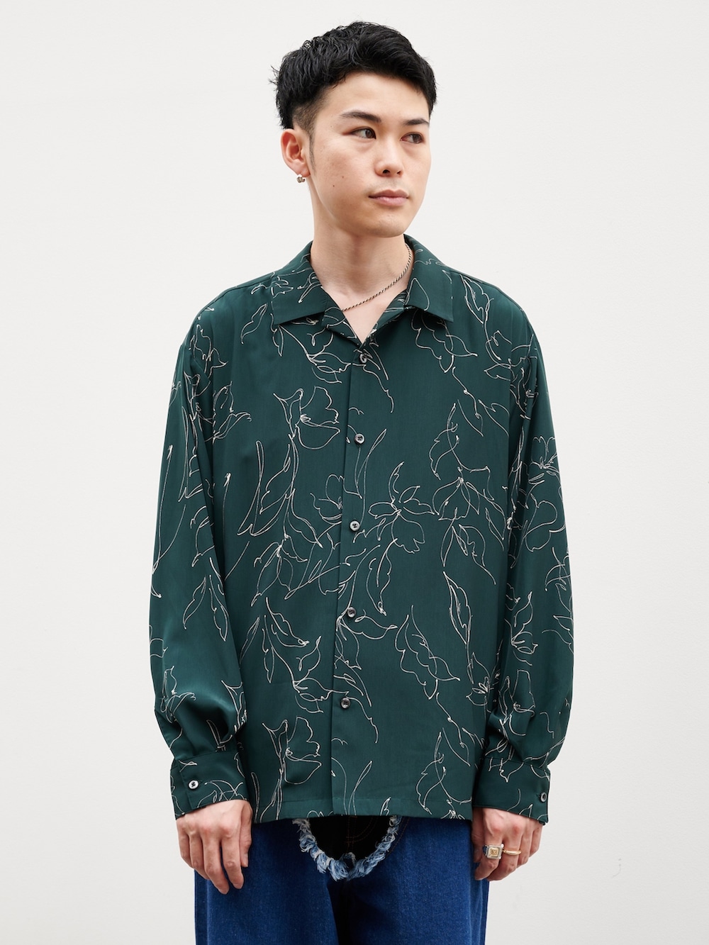 「デニム、シャツスタイル、シャツ、ストリート」｜「STUDIOUSのアートプリントL/Sシャツ（シャツ/ブラウス、グリーン系）」を使った、ymk__fkさん（メンズ・175cm）の夏コーディネートの4枚目の写真