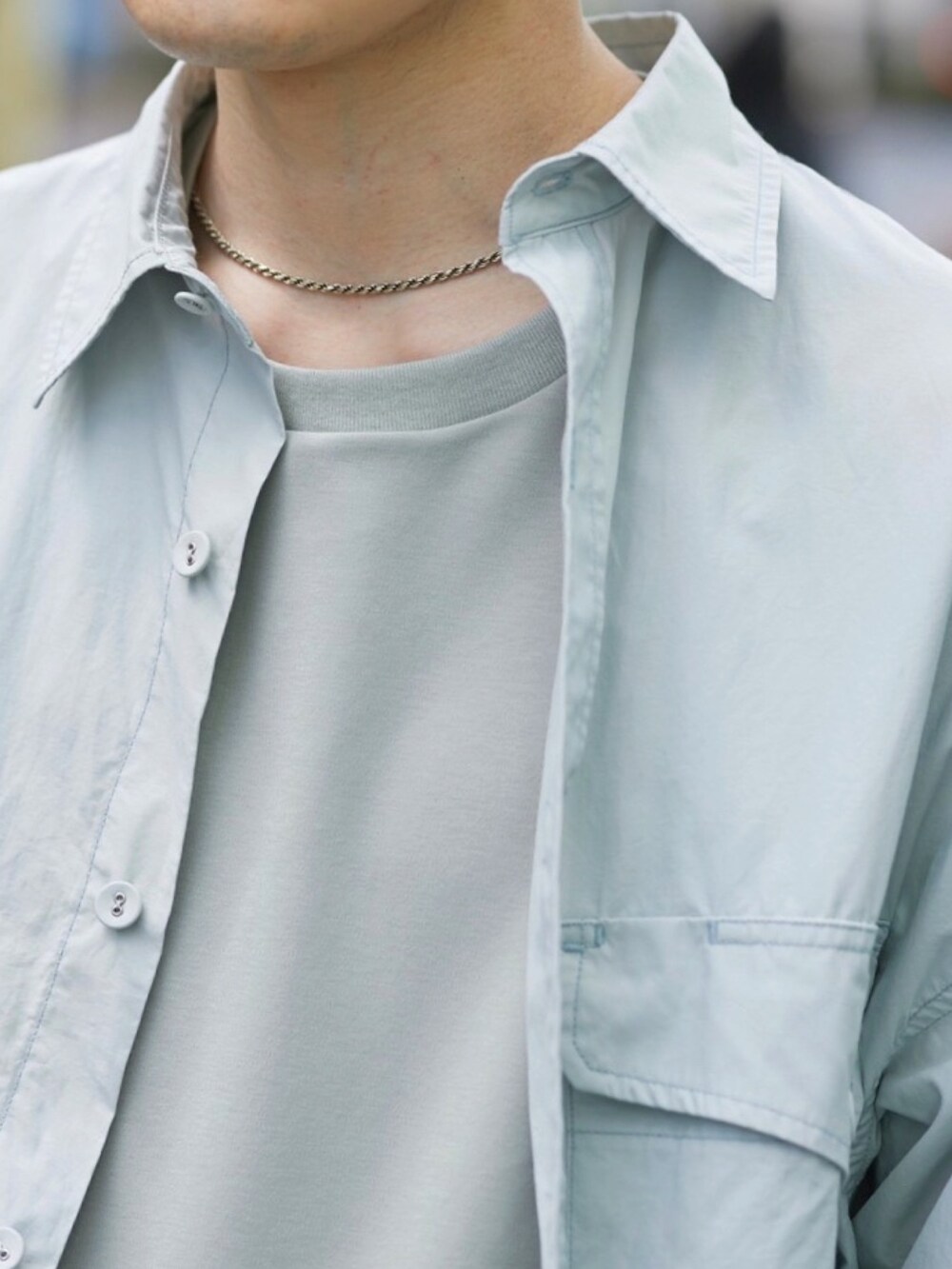 グリーン系のシャツ/ブラウス、グレー系のスラックスを着用したメンズの春コーディネートの5枚目の写真