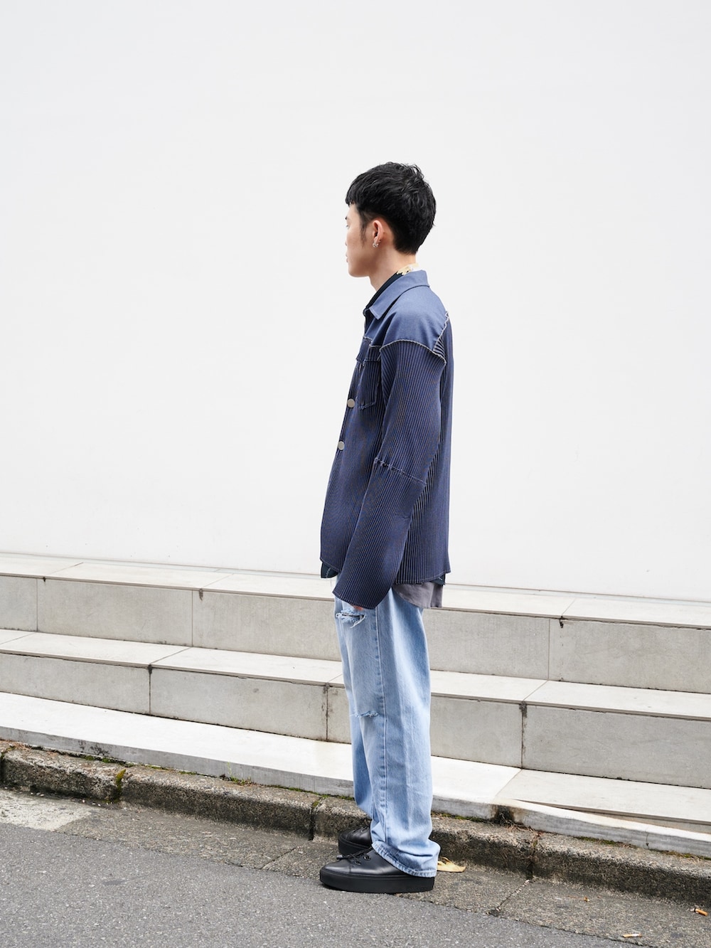 「秋服準備はじめました、ストリート、メンズファッション」｜「kotohayokozawaの【kotohayokozawa/コトハヨコザワ】STUDIOUS別注 PLEAT SHIRT JACKET（ブルゾン、ブルー系）」を使った、ymk__fkさん（メンズ・175cm）の夏コーディネートの2枚目の写真