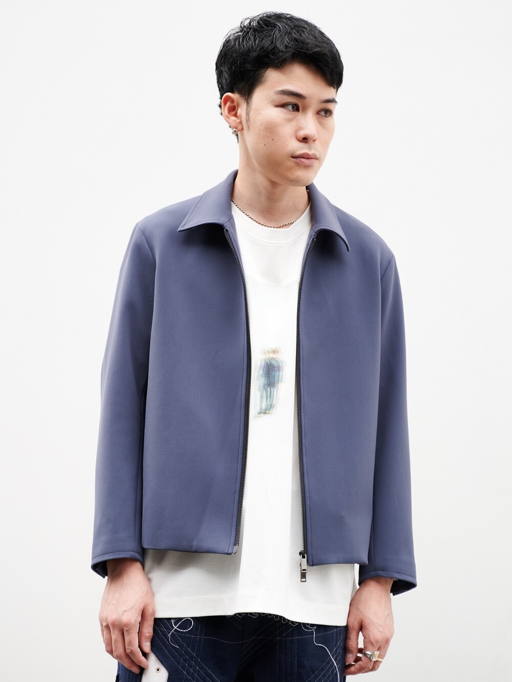 グレー系のブルゾンを着用したメンズの秋コーディネートの4枚目の写真