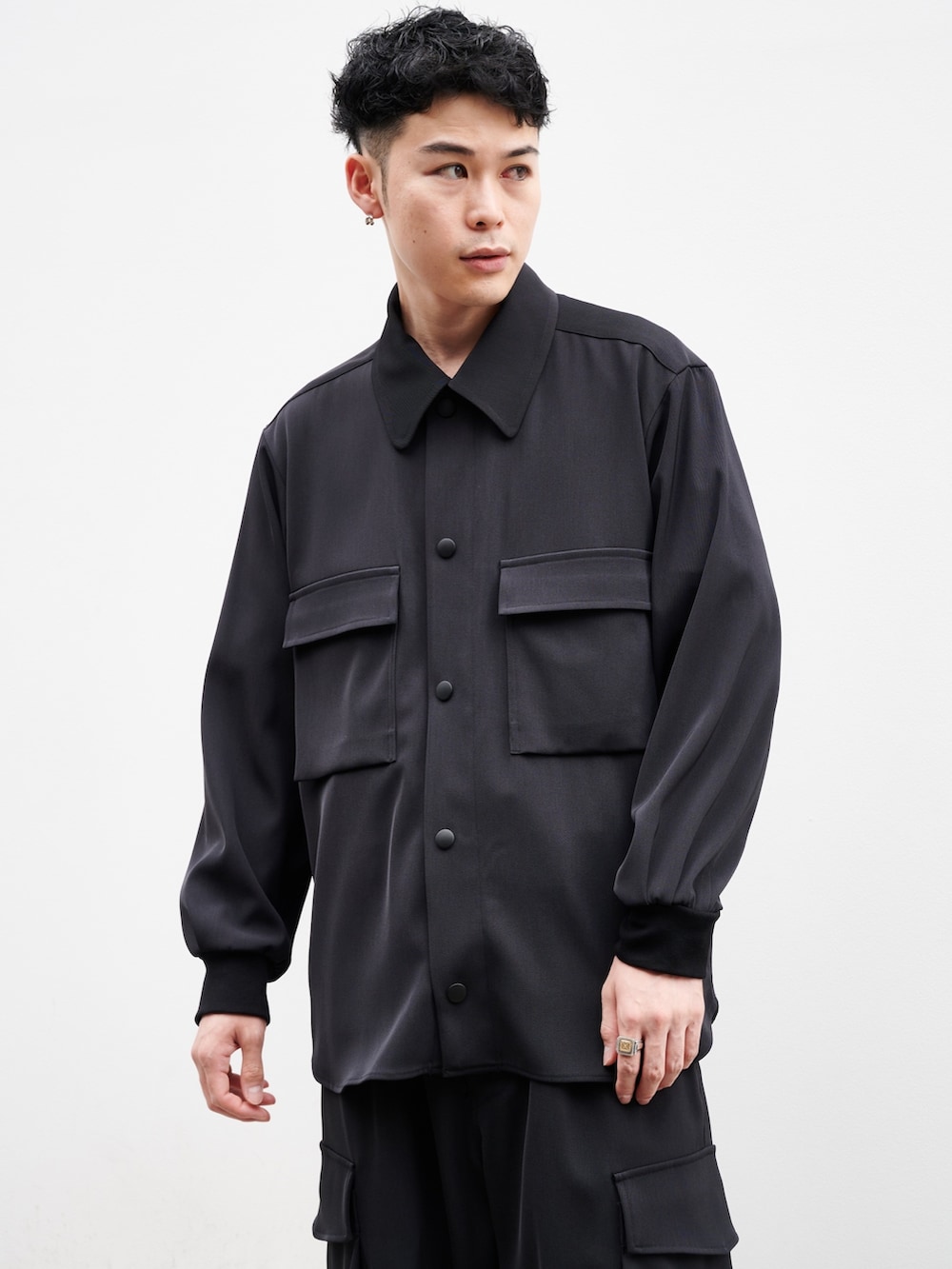 ブラック系のブルゾンを着用したメンズの秋コーディネートの4枚目の写真