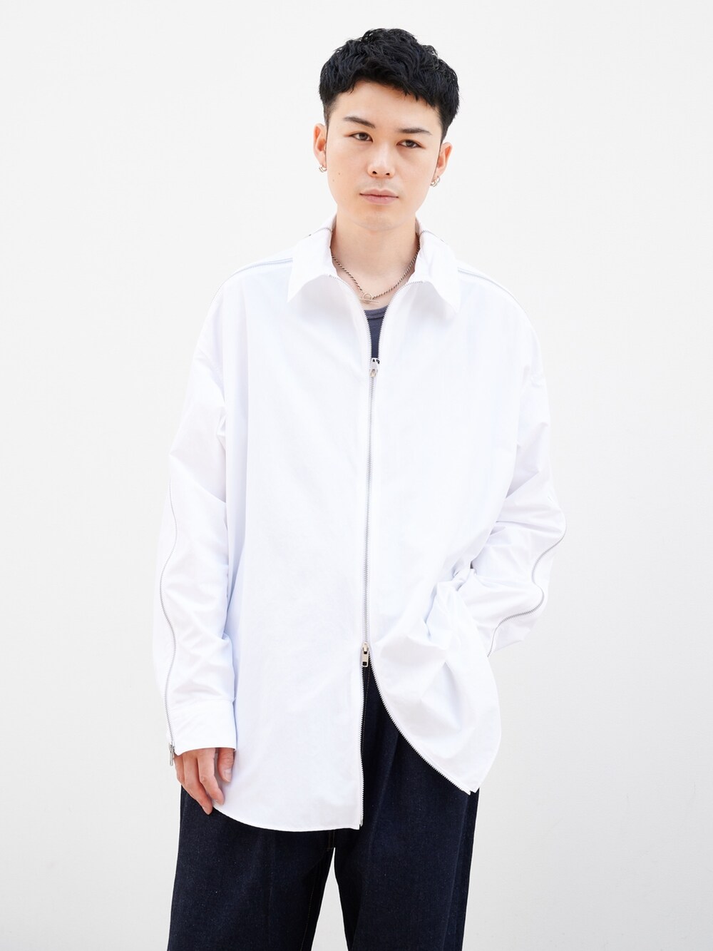 「デニム、デニムパンツ、白シャツ、ジエダ、ワイドパンツ」｜「JiedaのWIDE ONE TUCK STRAIGHT DENIM（デニムパンツ、ブルー系）」を使った、ymk__fkさん（メンズ・175cm）の夏コーディネートの4枚目の写真