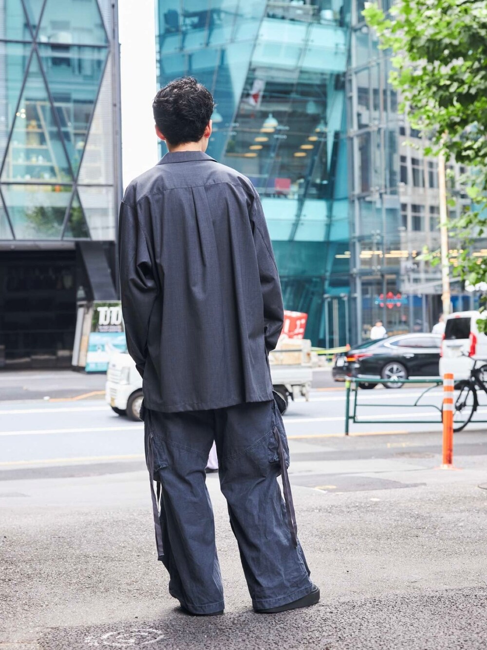 「きれいめカジュアル、カジュアルコーデ、オトナカジュアル、シャツスタイル、シャツコーデ」｜「PUBLIC TOKYOのスーパー140’s ウールオーバーシャツ（シャツ/ブラウス、グレー系）」を使った、ymk__fkさん（メンズ・175cm）の夏コーディネートの5枚目の写真
