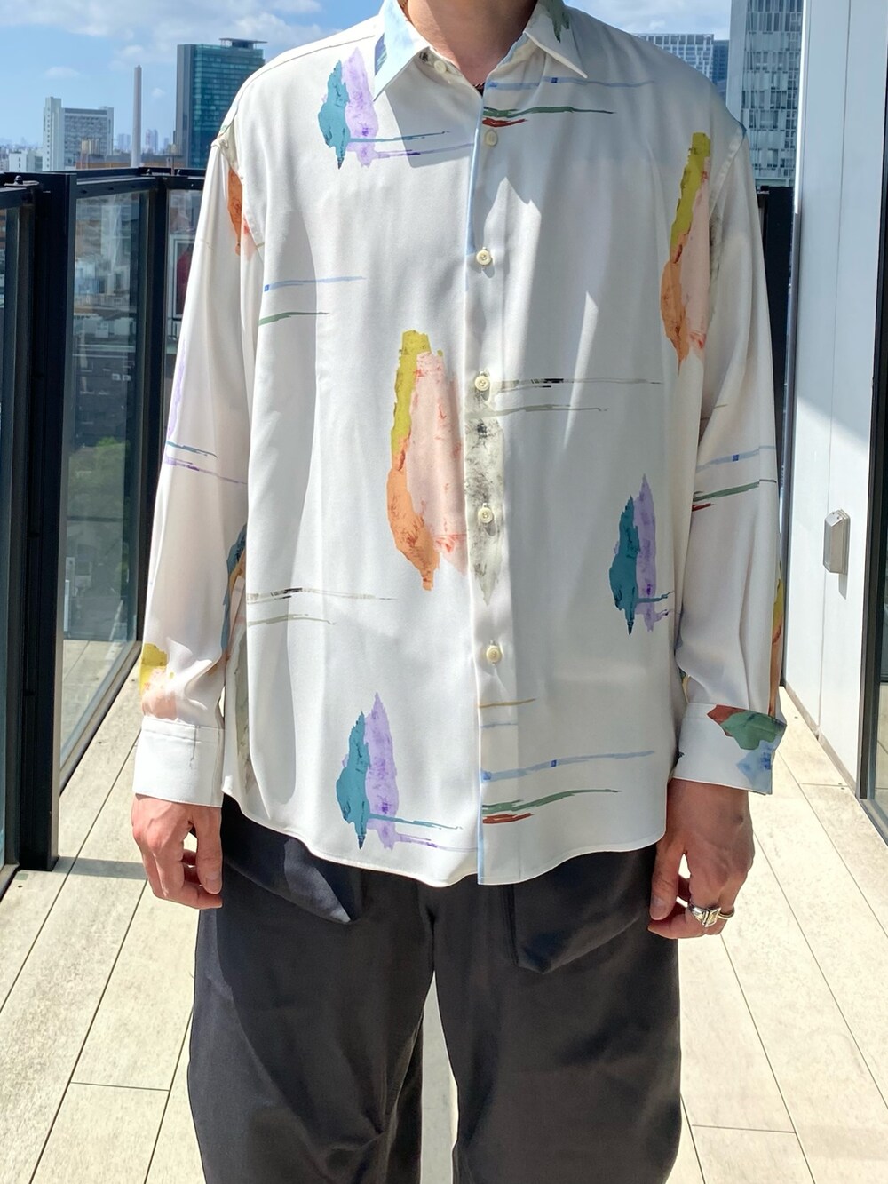 ホワイト系のシャツ/ブラウスを着用したメンズの夏コーディネートの4枚目の写真