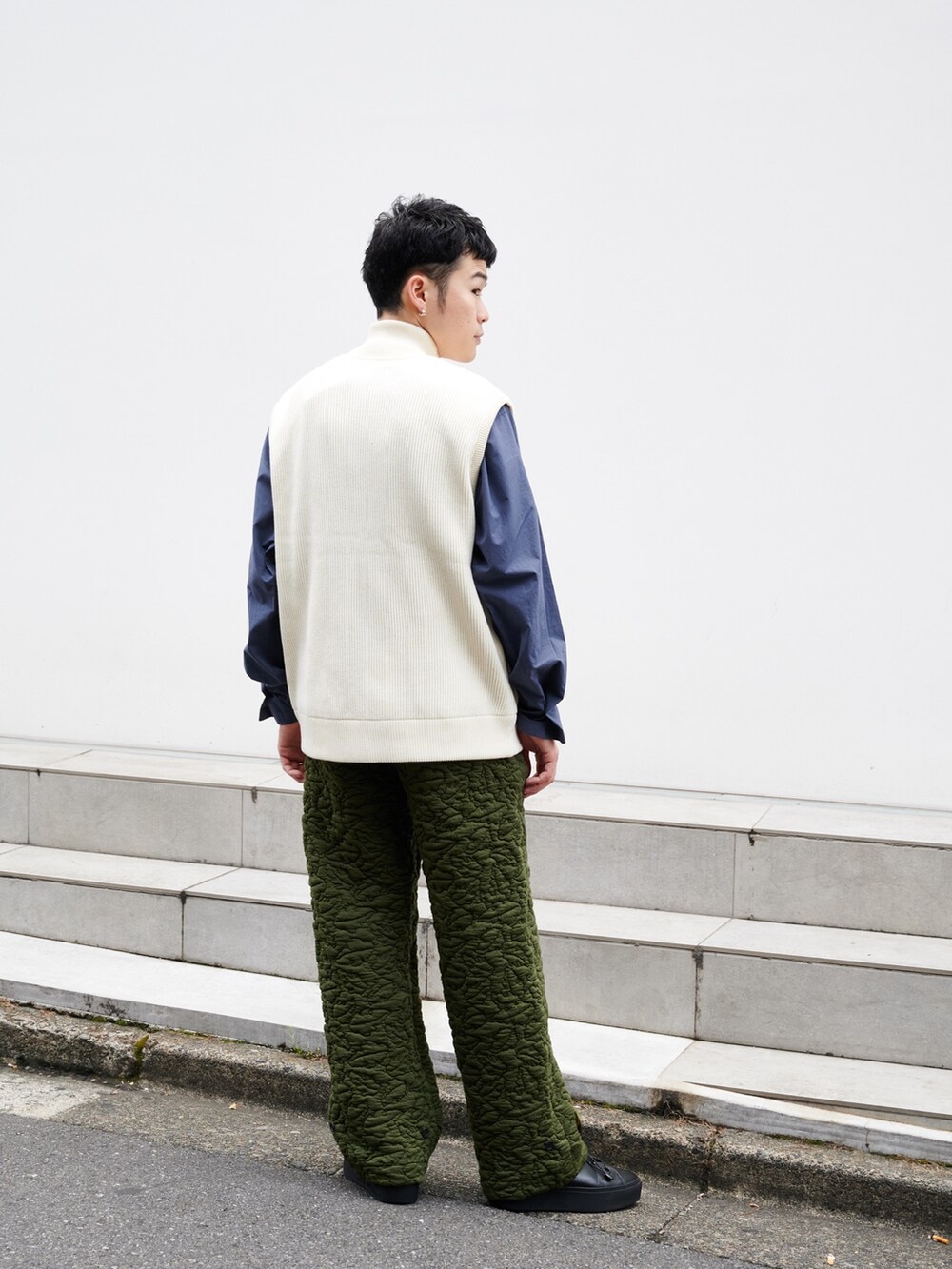 ベージュ系のニット/セーターを着用したメンズの夏コーディネートの3枚目の写真