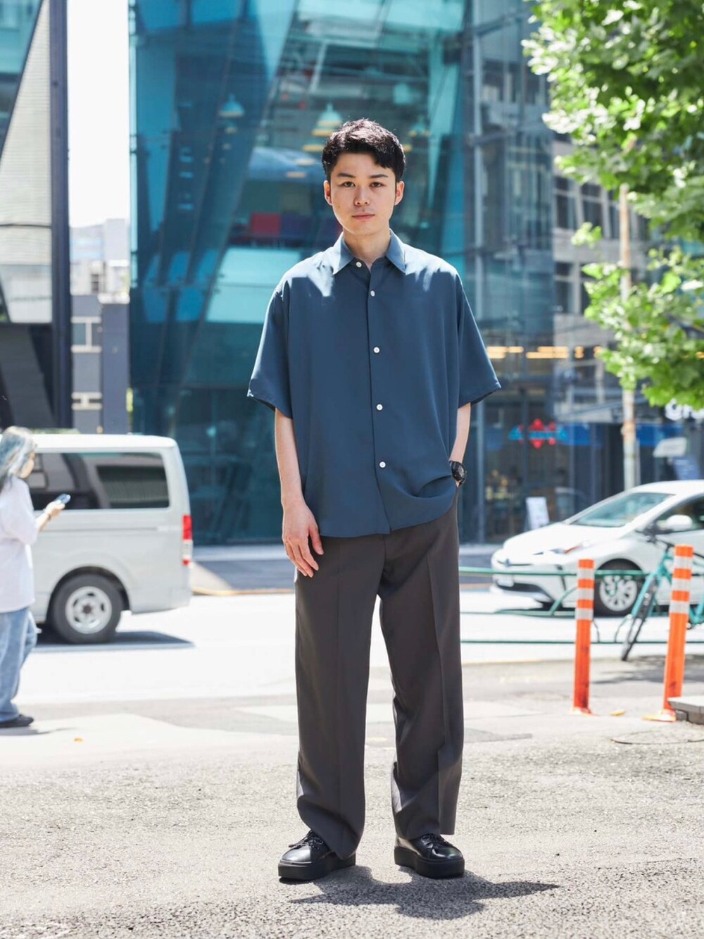「夏コーデ、スラックス、メンズコーデ、シャツスタイル、シャツコーデ」｜「PUBLIC TOKYOのサテンライクトロミシルキーRelaxシャツ S/S（シャツ/ブラウス、グリーン系）」を使った、ymk__fkさん（メンズ・175cm）の夏コーディネートの2枚目の写真