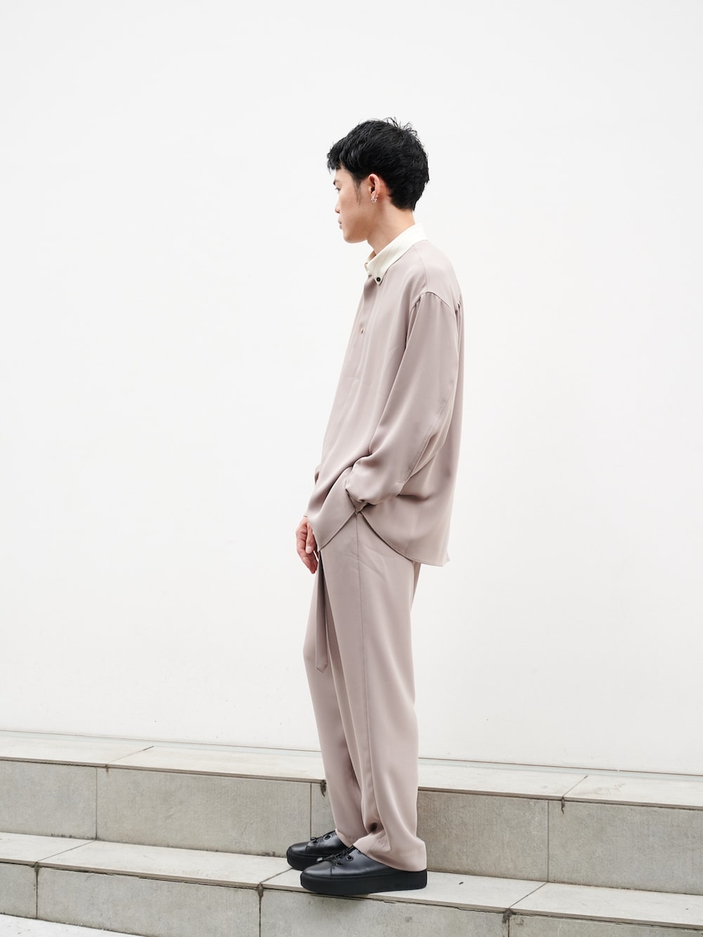 「きれいめカジュアル」｜「CULLNIのSTUDIOUS別注 BUTTON DOWN SHIRTS（シャツ/ブラウス、ベージュ系）」を使った、ymk__fkさん（メンズ・175cm）の秋コーディネートの2枚目の写真