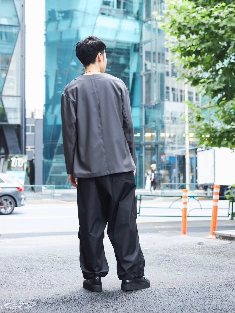 「このスタイルがお気に入り、きれいめカジュアル、大人コーデ、ジャケット、モノトーン」｜「PUBLIC TOKYOの【セットアップ対応】エバークリースGRサマーノーカラージャケット（セットアップ、グレー系）」を使った、ymk__fkさん（メンズ・175cm）の夏コーディネートの3枚目の写真