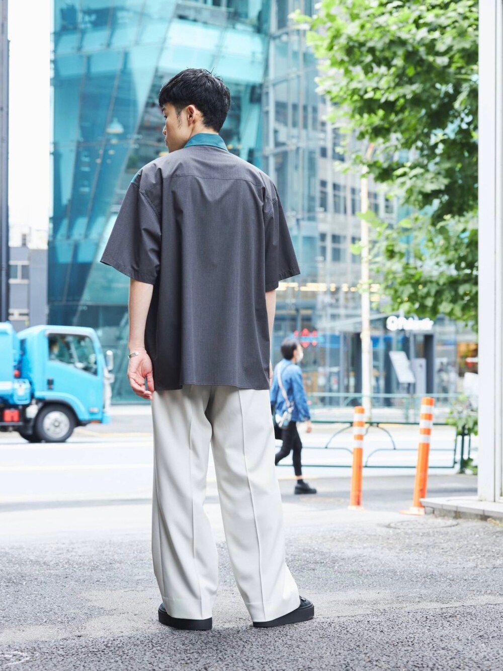 「このスタイルがお気に入り、きれいめカジュアル、夏コーデ、大人コーデ、シャツスタイル、白パンツ」｜「PUBLIC TOKYOのパネルカーブS/Sシャツ（シャツ/ブラウス、グレー系）」を使った、ymk__fkさん（メンズ・175cm）の夏コーディネートの4枚目の写真