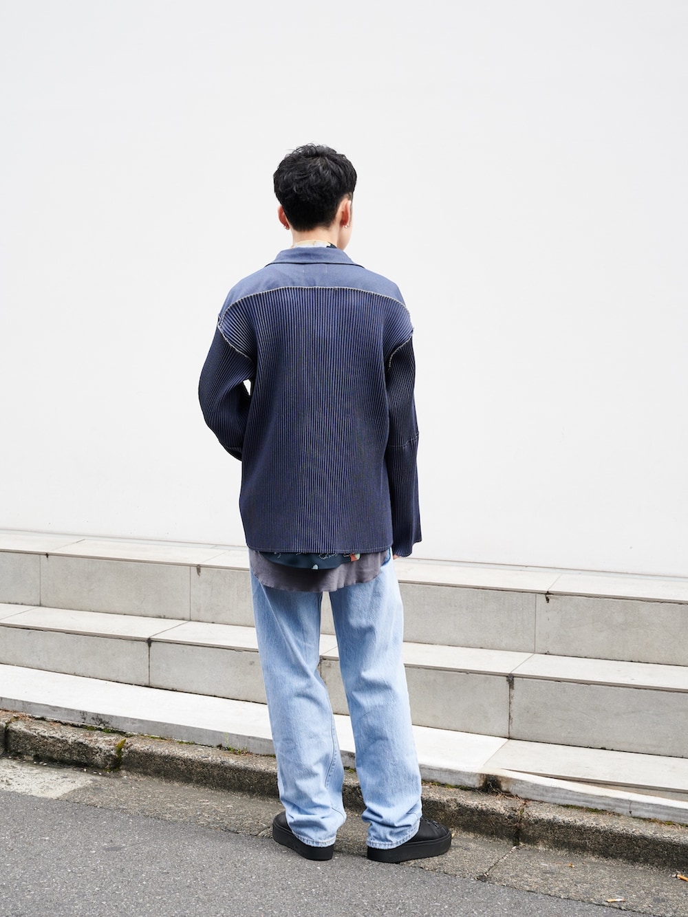 「秋服準備はじめました、ストリート、メンズファッション」｜「kotohayokozawaの【kotohayokozawa/コトハヨコザワ】STUDIOUS別注 PLEAT SHIRT JACKET（ブルゾン、ブルー系）」を使った、ymk__fkさん（メンズ・175cm）の夏コーディネートの3枚目の写真