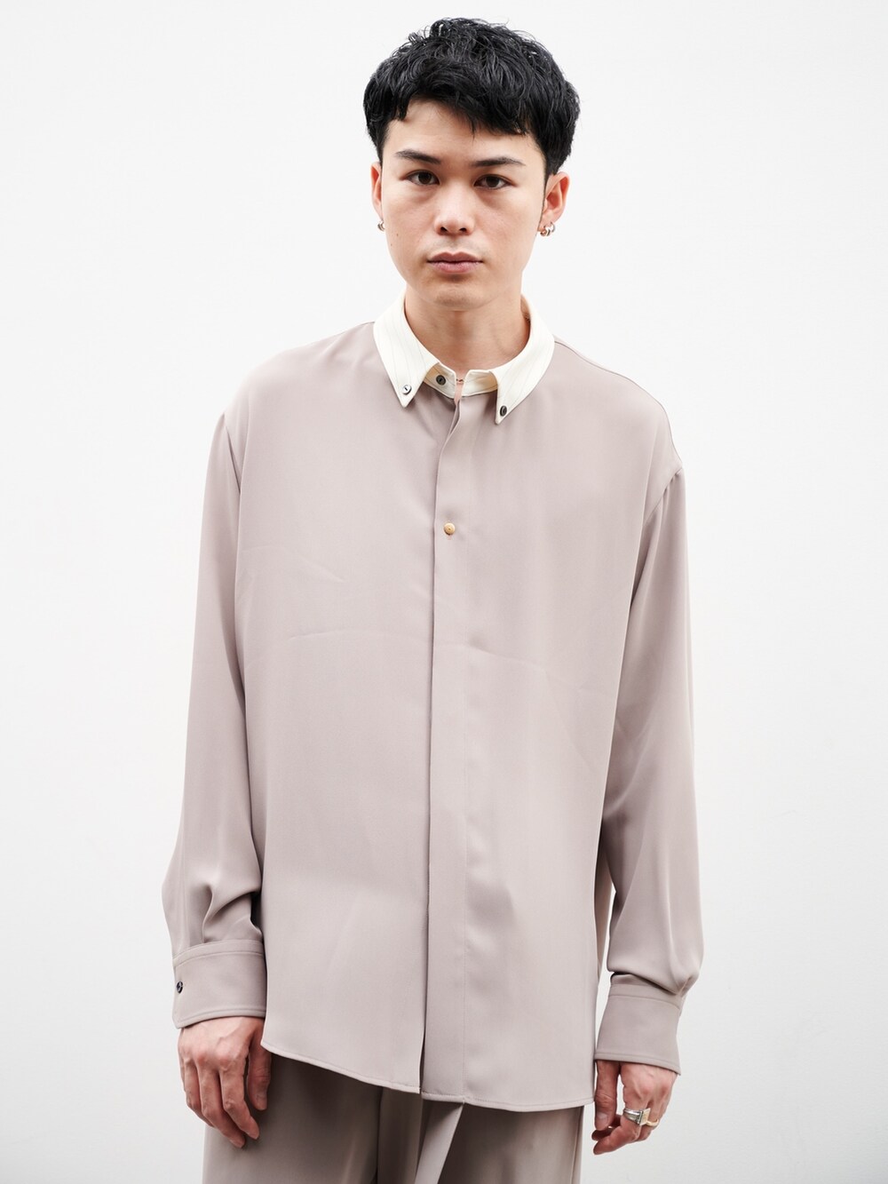 「きれいめカジュアル」｜「CULLNIのSTUDIOUS別注 BUTTON DOWN SHIRTS（シャツ/ブラウス、ベージュ系）」を使った、ymk__fkさん（メンズ・175cm）の秋コーディネートの4枚目の写真