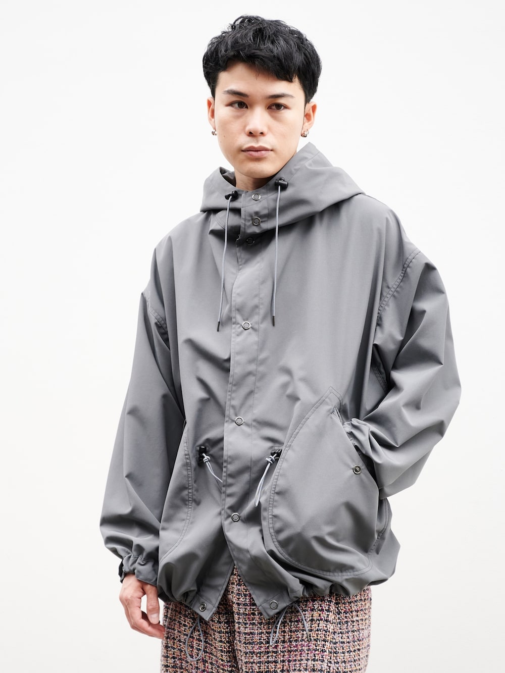 グレー系のマウンテンパーカーを着用したメンズの秋コーディネートの4枚目の写真