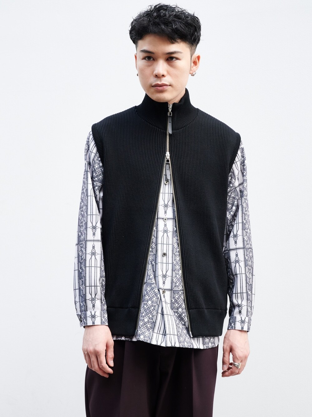 ブラック系のニット/セーターを着用したメンズの秋コーディネートの4枚目の写真