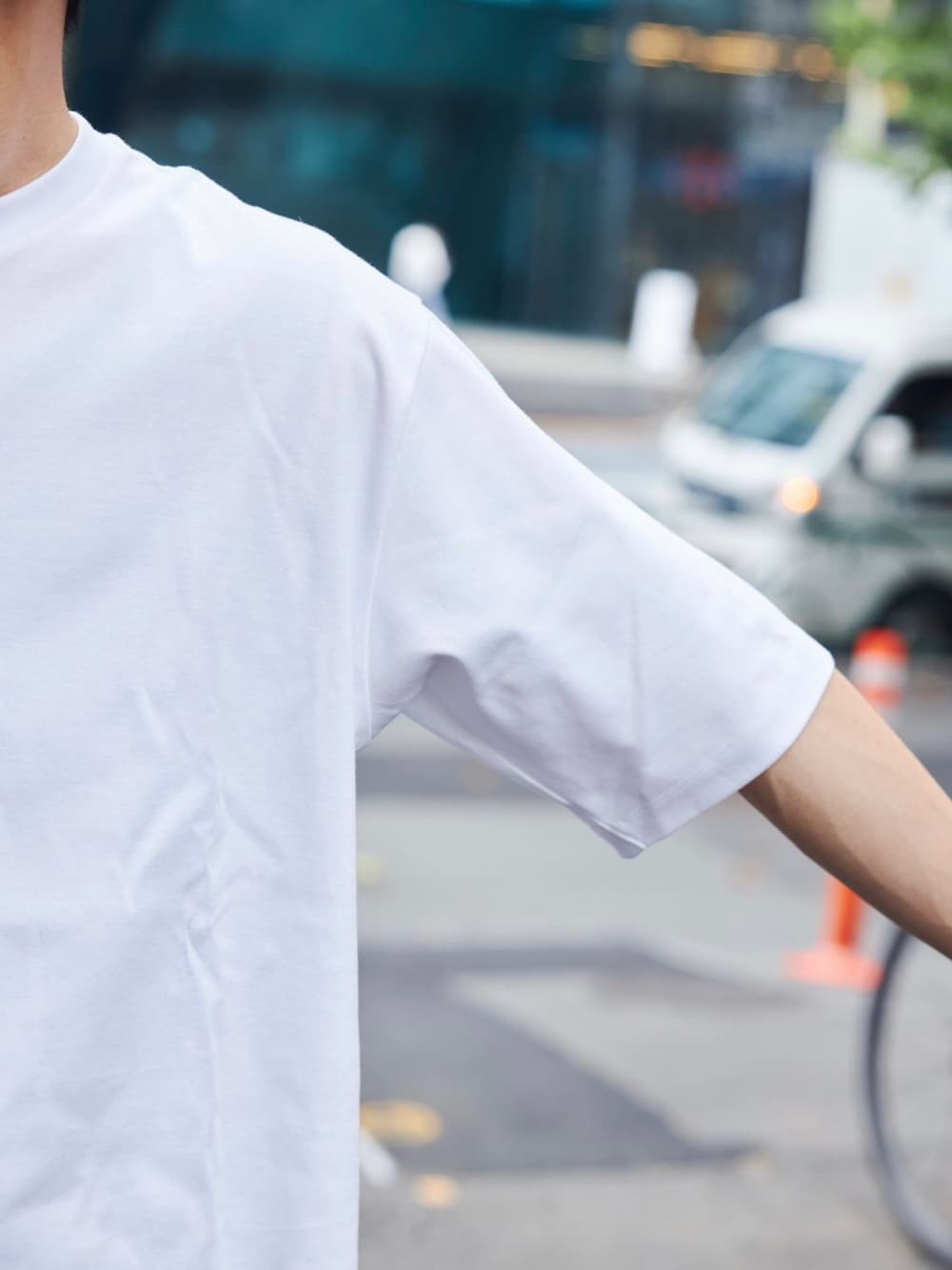 「みんなの白Tフェス、きれいめカジュアル、シンプルコーデ、白Tシャツ、大人コーデ」｜「PUBLIC TOKYOのメッシュライトイージーカーゴ（カーゴパンツ、ブラック系）」を使った、ymk__fkさん（メンズ・175cm）の夏コーディネートの4枚目の写真