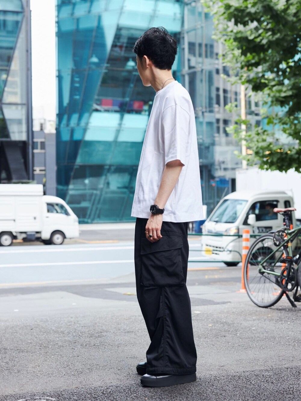 「みんなの白Tフェス、きれいめカジュアル、シンプルコーデ、白Tシャツ、大人コーデ」｜「PUBLIC TOKYOのメッシュライトイージーカーゴ（カーゴパンツ、ブラック系）」を使った、ymk__fkさん（メンズ・175cm）の夏コーディネートの2枚目の写真