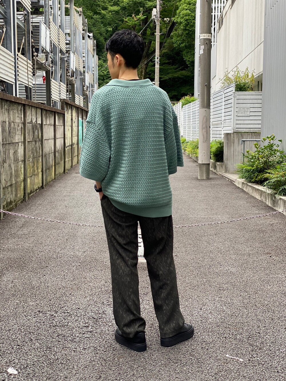 グレー系のその他パンツを着用したメンズの夏コーディネートの3枚目の写真