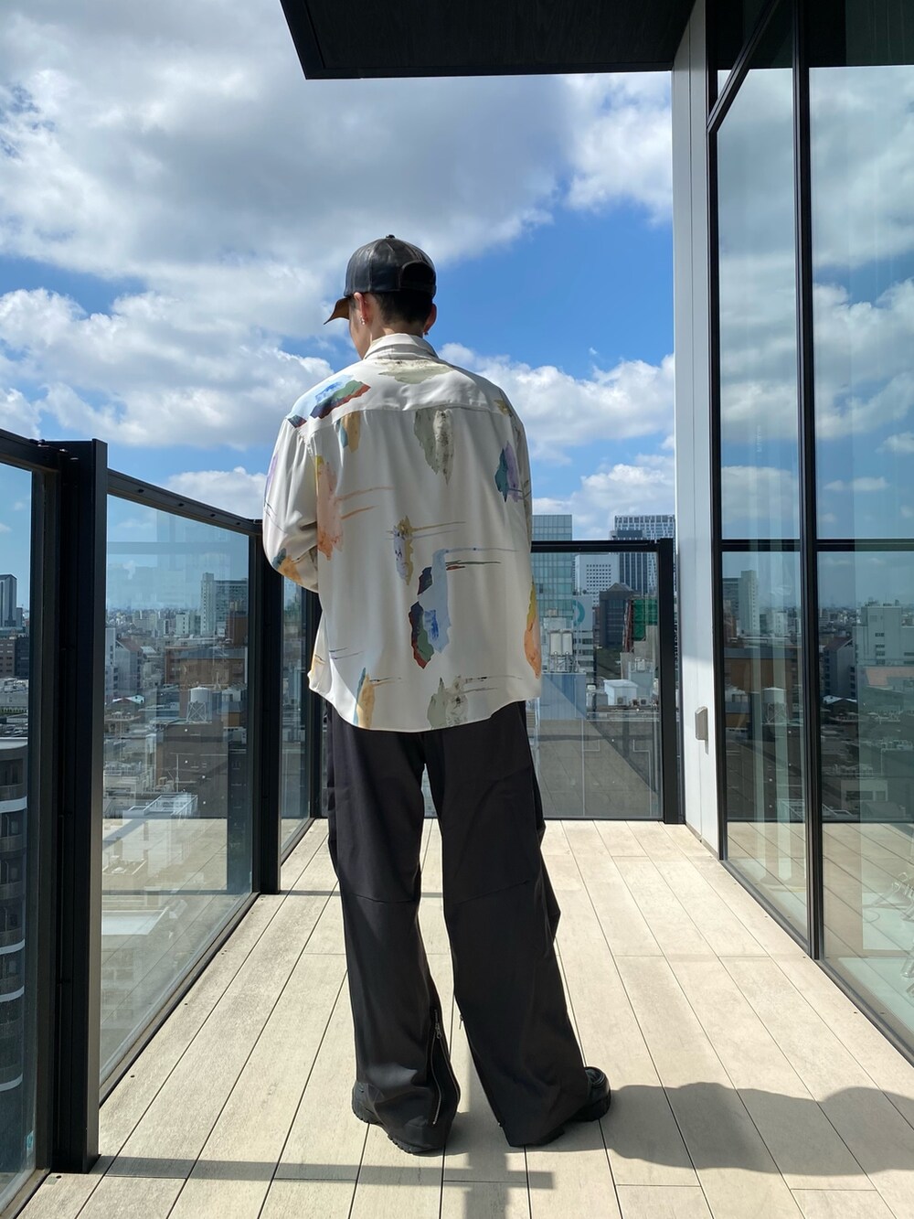 ホワイト系のシャツ/ブラウスを着用したメンズの夏コーディネートの3枚目の写真