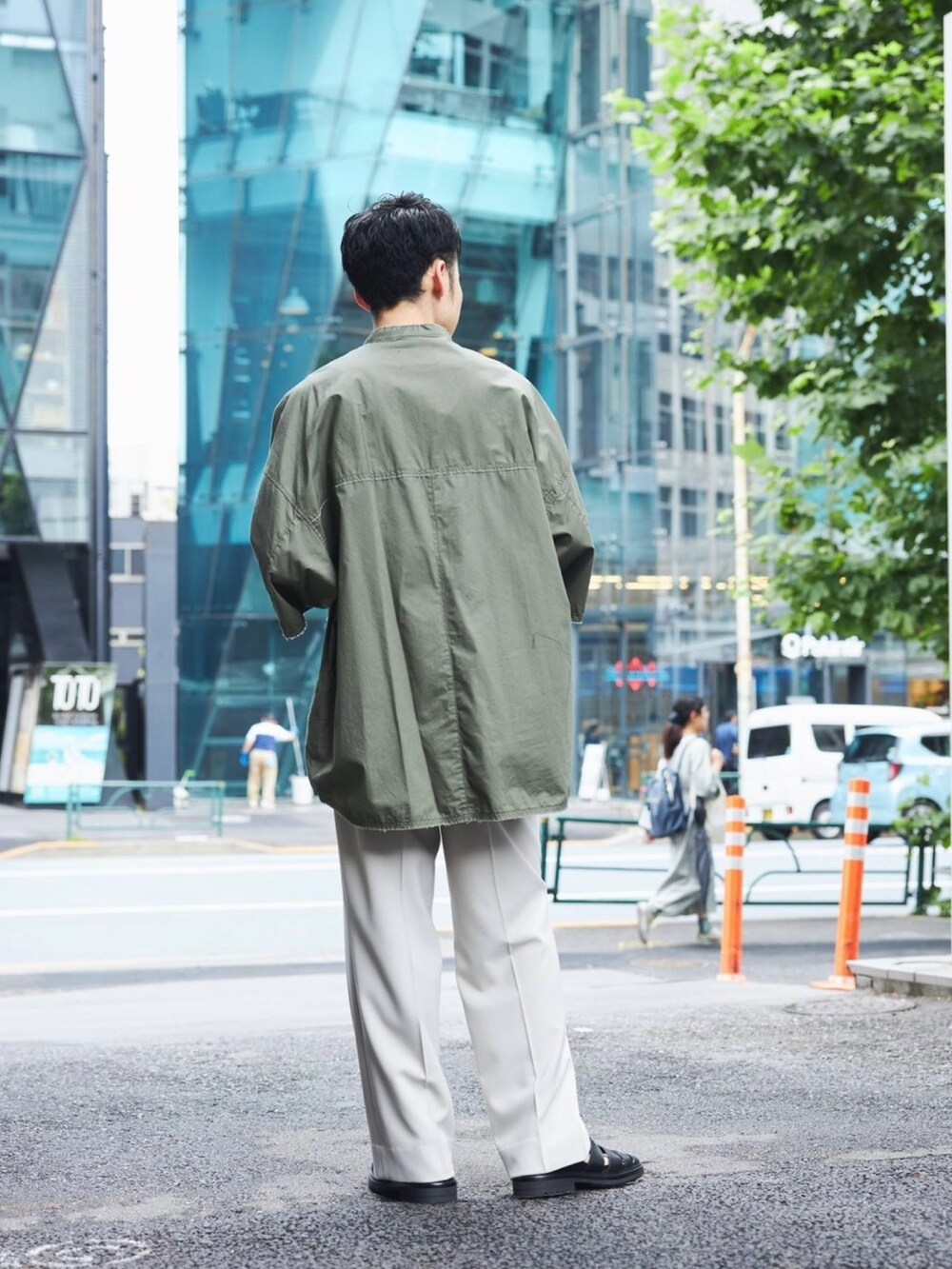 「このスタイルがお気に入り、きれいめカジュアル、夏コーデ、シャツスタイル、シャツコーデ、白パンツ」｜「PUBLIC TOKYOの【洗える/抗菌/防臭/温度調節】エバークリースGRクロスストレートスラックス（スラックス、ベージュ系）」を使った、ymk__fkさん（メンズ・175cm）の夏コーディネートの5枚目の写真
