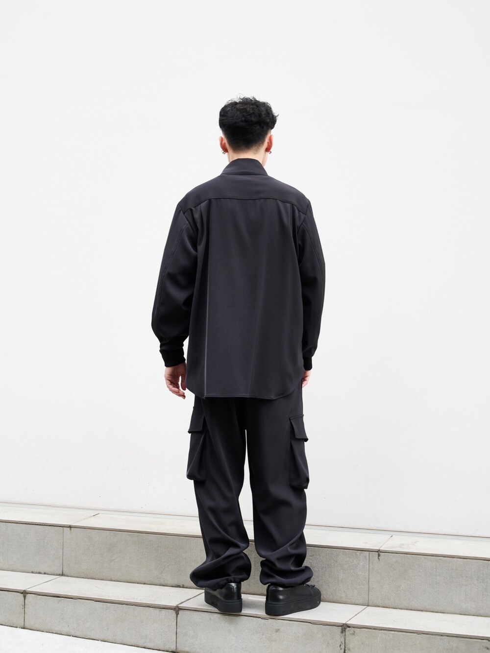 ブラック系のブルゾンを着用したメンズの秋コーディネートの3枚目の写真