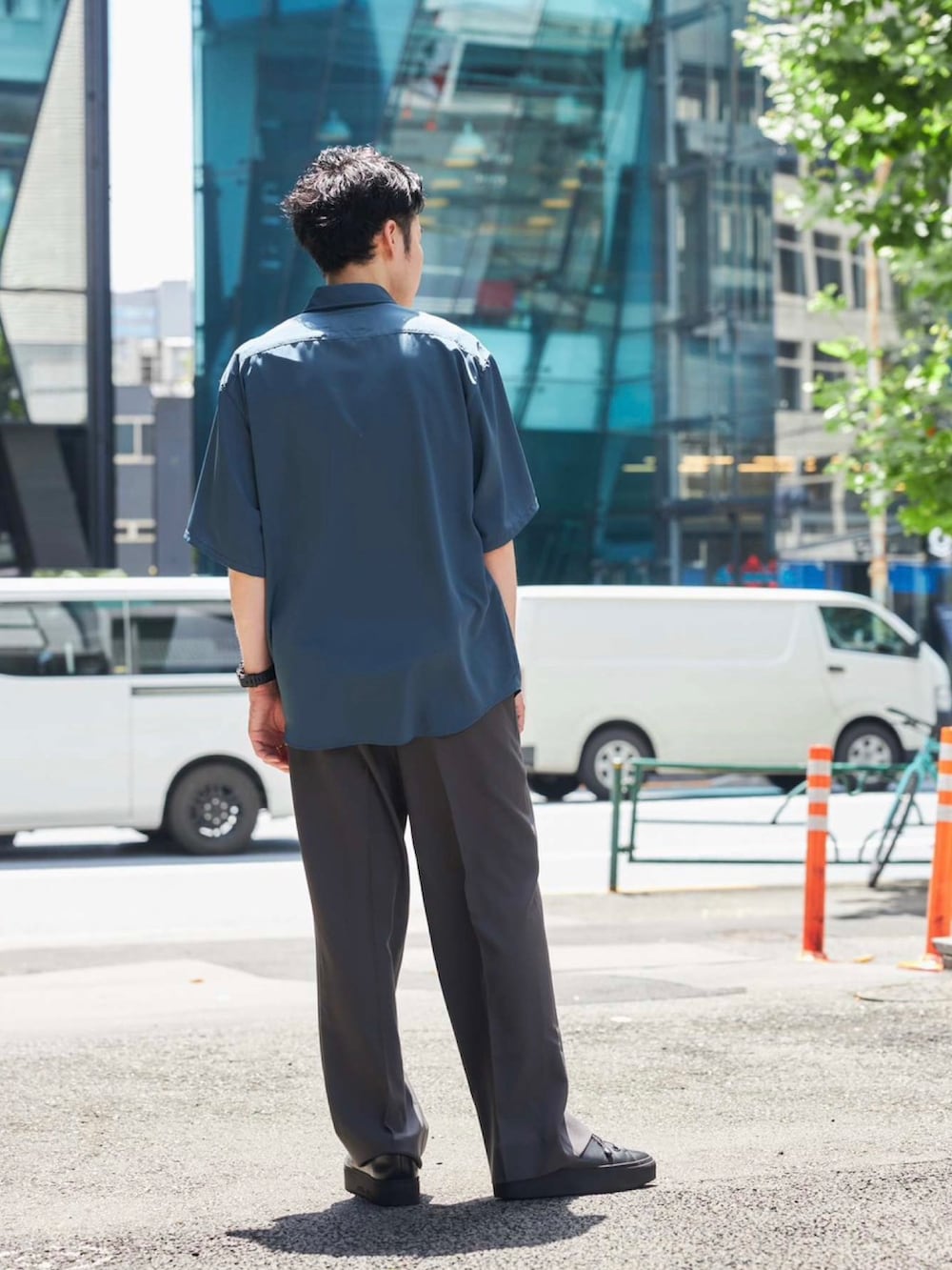 「夏コーデ、スラックス、メンズコーデ、シャツスタイル、シャツコーデ」｜「PUBLIC TOKYOのサテンライクトロミシルキーRelaxシャツ S/S（シャツ/ブラウス、グリーン系）」を使った、ymk__fkさん（メンズ・175cm）の夏コーディネートの4枚目の写真