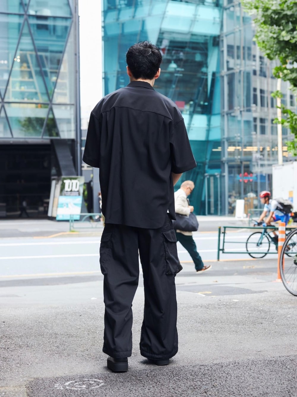「蟾ｾ逹€繝舌ャ繧ｰ、縺阪ｌ縺・ａ繧ｫ繧ｸ繝･繧｢繝ｫ、繧ｷ繝｣繝・せ繧ｿ繧､繝ｫ、逋ｽT繧ｷ繝｣繝・、縺ｿ繧薙↑縺ｮ逋ｽT繝輔ぉ繧ｹ」｜「PUBLIC TOKYOのコンフォートリラックスオーバーハーフスリーブシャツ ｜防シワ/速乾（シャツ/ブラウス、ブラック系）」を使った、ymk__fkさん（メンズ・175cm）の夏コーディネートの6枚目の写真