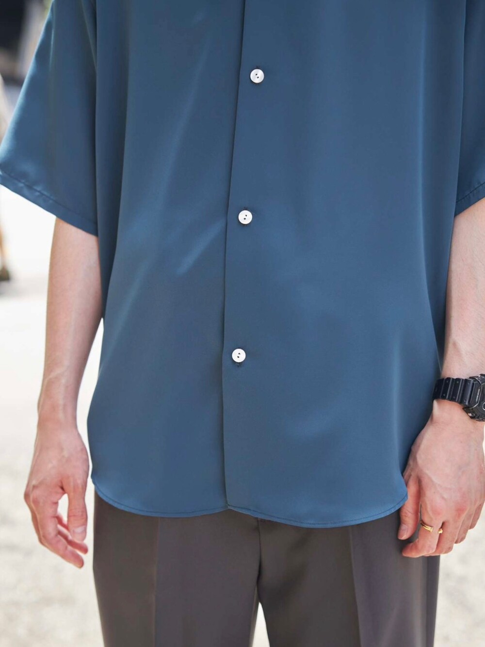 「夏コーデ、スラックス、メンズコーデ、シャツスタイル、シャツコーデ」｜「PUBLIC TOKYOのサテンライクトロミシルキーRelaxシャツ S/S（シャツ/ブラウス、グリーン系）」を使った、ymk__fkさん（メンズ・175cm）の夏コーディネートの6枚目の写真