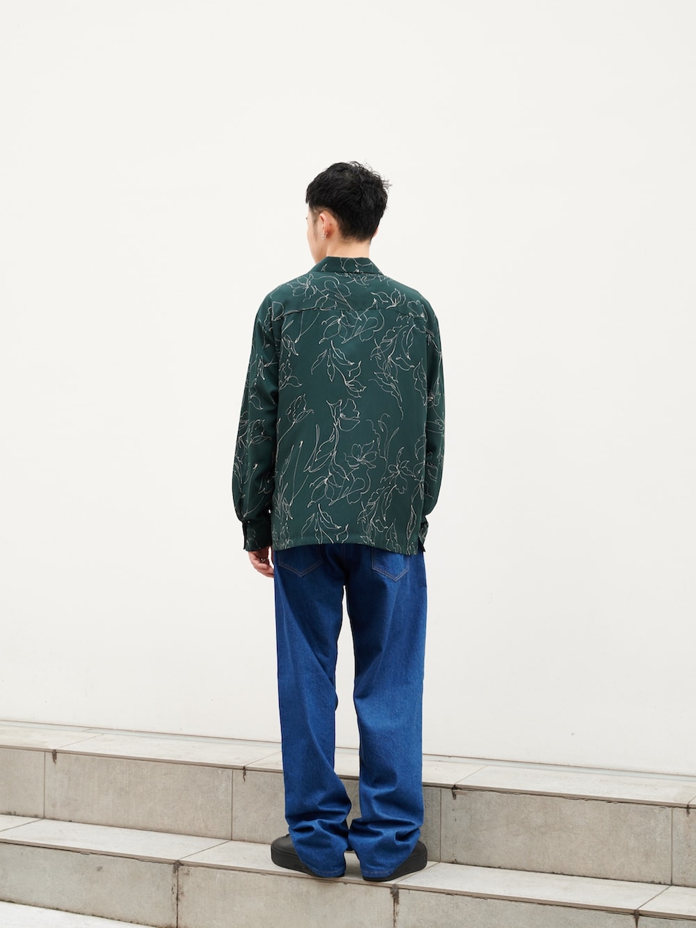 「デニム、シャツスタイル、シャツ、ストリート」｜「STUDIOUSのアートプリントL/Sシャツ（シャツ/ブラウス、グリーン系）」を使った、ymk__fkさん（メンズ・175cm）の夏コーディネートの3枚目の写真