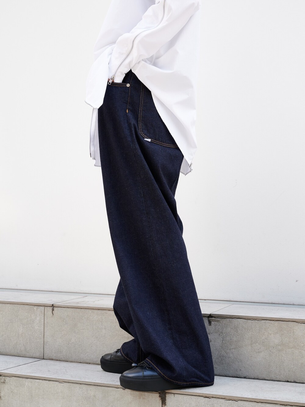 「デニム、デニムパンツ、白シャツ、ジエダ、ワイドパンツ」｜「JiedaのWIDE ONE TUCK STRAIGHT DENIM（デニムパンツ、ブルー系）」を使った、ymk__fkさん（メンズ・175cm）の夏コーディネートの6枚目の写真
