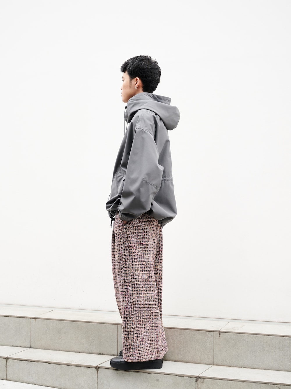 グレー系のマウンテンパーカーを着用したメンズの秋コーディネートの2枚目の写真