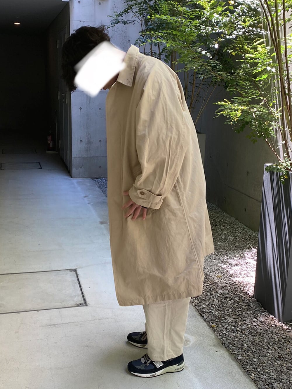 ブラック系のスニーカー、ホワイト系のチノパンツ、ブラック系のスウェットを着用したメンズの春コーディネートの3枚目の写真