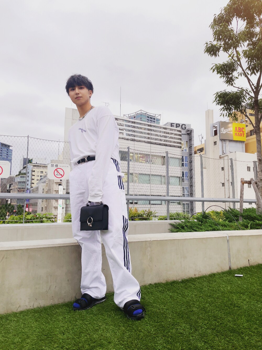 「ホワイトコーデ、ホワイト、カジュアルコーデ、厚底サンダル、白Tシャツ、おしゃれさんと繋がりたい、シルバーアクセサリー、NIKE、adidas、オールホワイト、渋谷、メンズコーデ、fashion、オーバーサイズ」｜「HAREのベルトスニーカーサンダル(HARE)（サンダル、ブラック系）」を使った、harukiさん（メンズ・171cm）の夏コーディネートの2枚目の写真