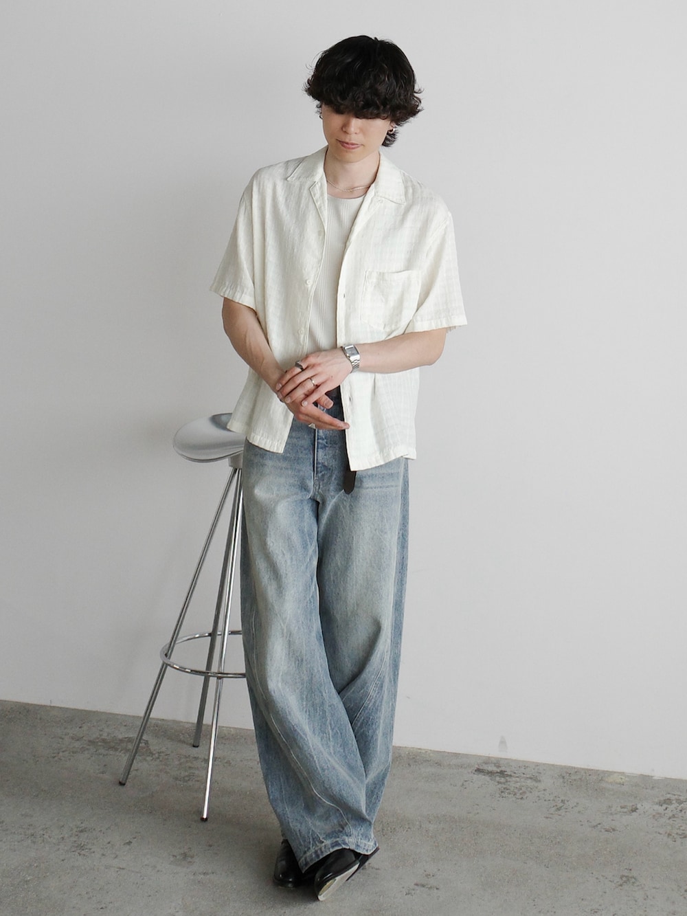 ホワイト系のシャツ/ブラウス、グレー系のタンクトップ、ブルー系のデニムパンツを着用したメンズの夏コーディネートの2枚目の写真