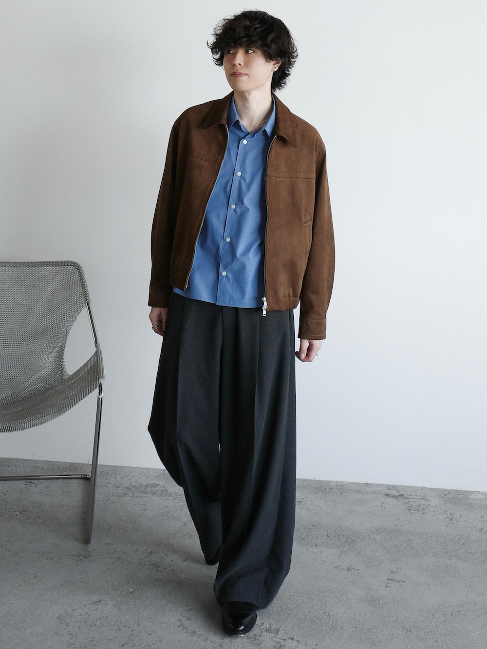 ブラウン系のブルゾン、ブルー系のシャツ/ブラウス、グレー系のスラックスを着用したメンズの春コーディネートの2枚目の写真