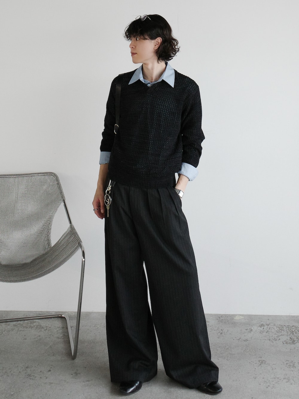 グレー系のニット/セーター、ブルー系のシャツ/ブラウス、ブラック系のショルダーバッグを着用したメンズの冬コーディネートの3枚目の写真