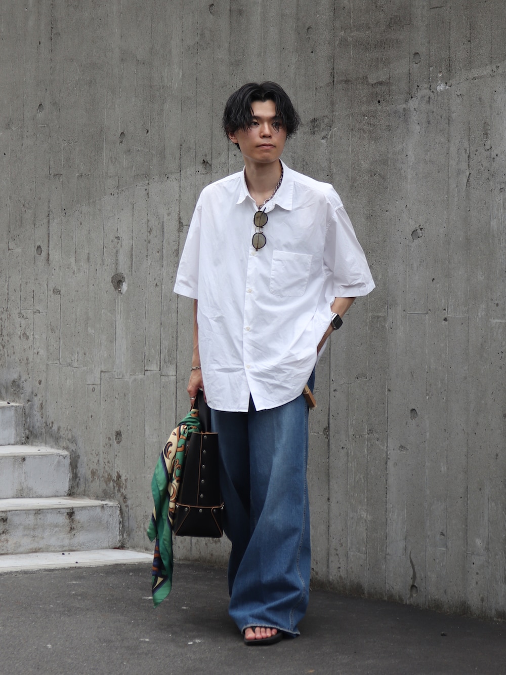 ホワイト系のシャツ/ブラウス、ブラック系のハンドバッグ、ブラック系のサンダルを着用したメンズの夏コーディネートの3枚目の写真