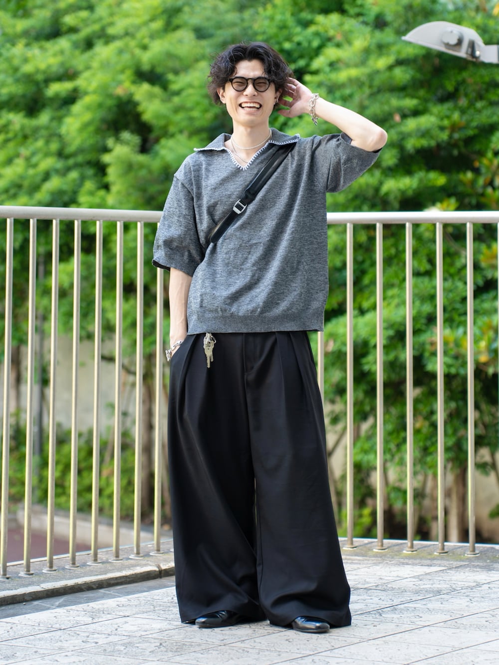 ブラック系のポロシャツ、ブラック系のショルダーバッグ、ブラック系のその他パンツを着用したメンズの夏コーディネートの3枚目の写真
