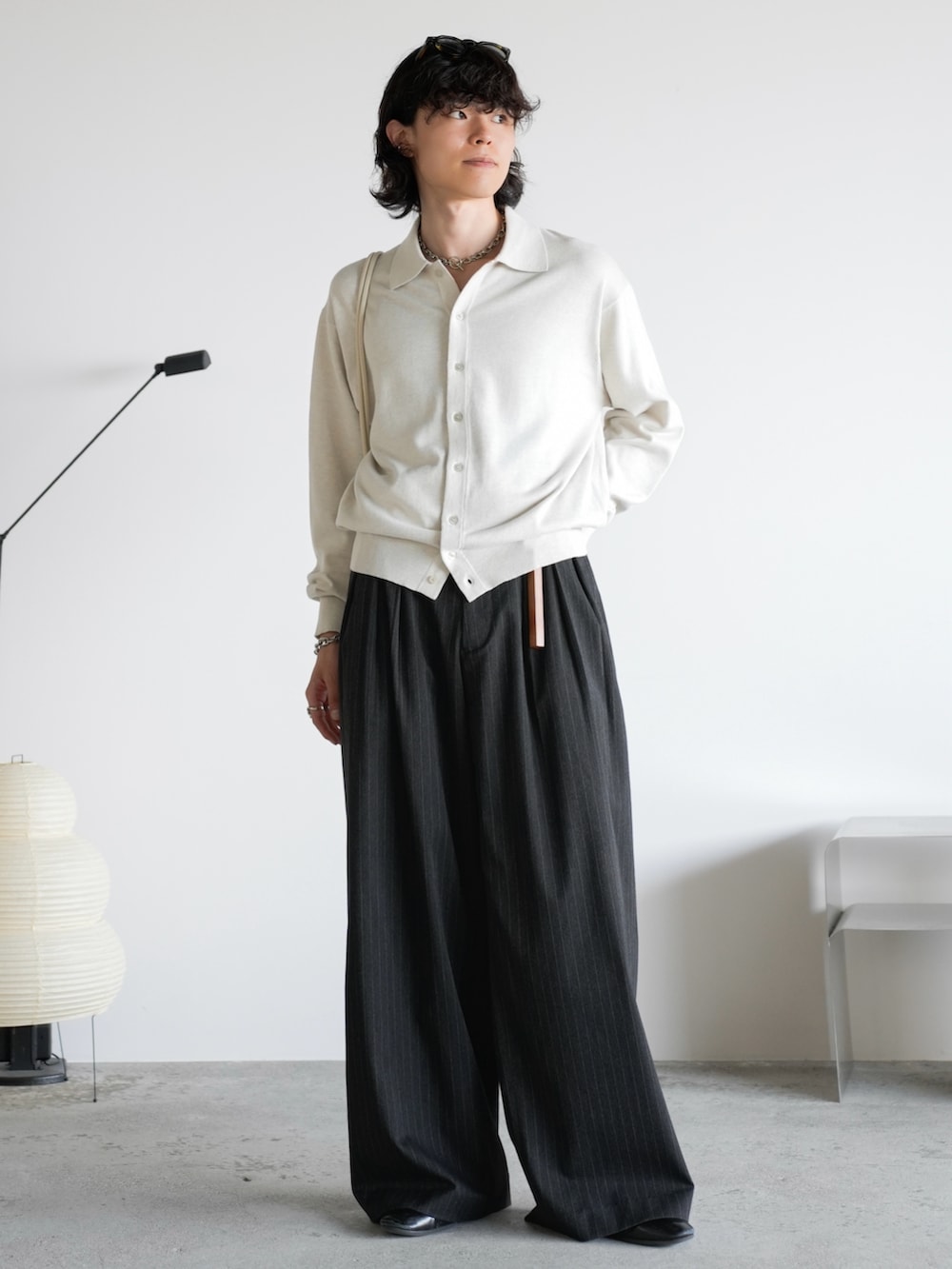 グレー系のシャツ/ブラウス、グレー系のスラックス、グレー系のショルダーバッグを着用したメンズの秋コーディネートの2枚目の写真