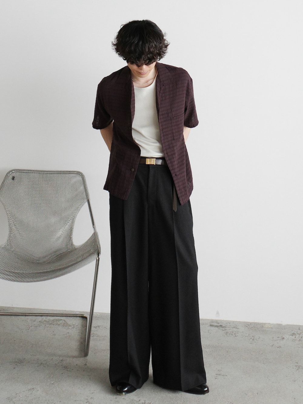 グレー系のタンクトップ、ブラウン系のシャツ/ブラウス、ブラック系のスラックスを着用したメンズの夏コーディネートの2枚目の写真