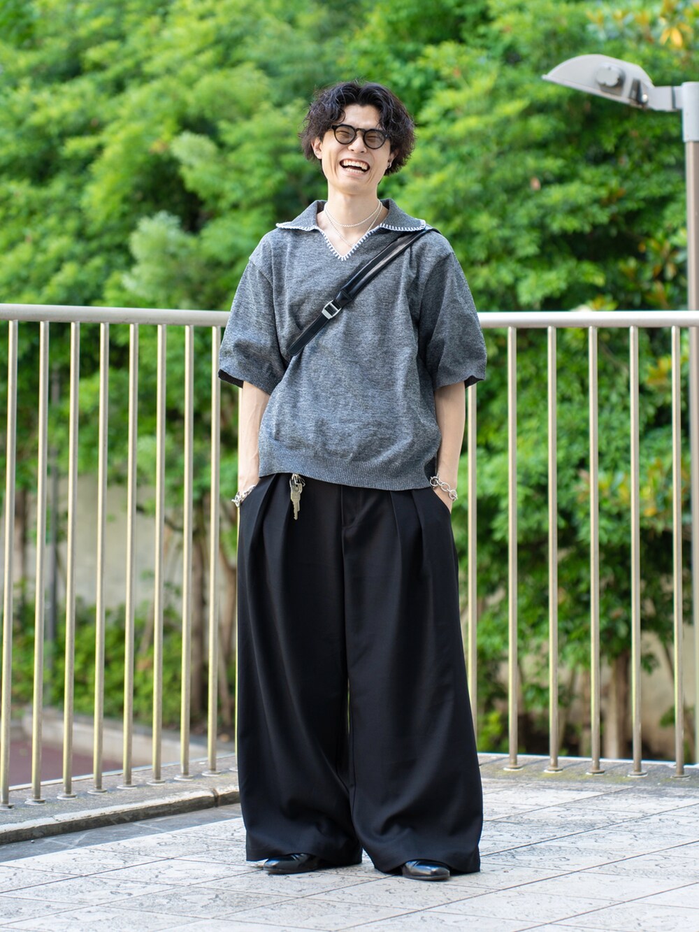 ブラック系のポロシャツ、ブラック系のショルダーバッグ、ブラック系のその他パンツを着用したメンズの夏コーディネートの2枚目の写真