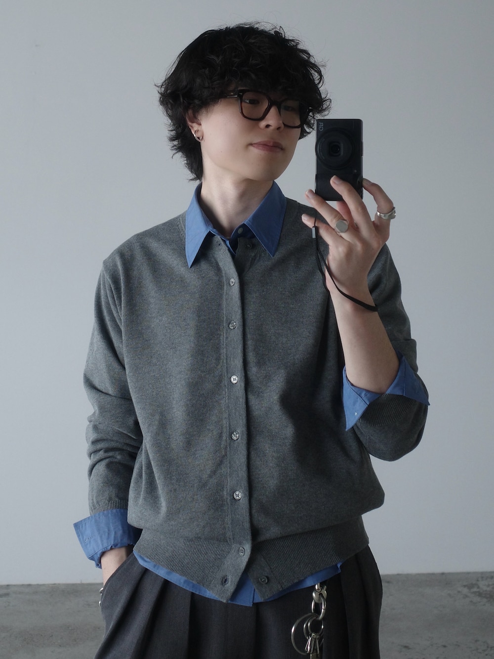 グレー系のカーディガン/ボレロ、ブルー系のシャツ/ブラウス、グレー系のスラックスを着用したメンズの春コーディネートの2枚目の写真