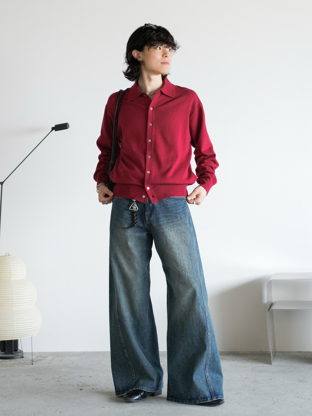 レッド系のシャツ/ブラウス、ブルー系のデニムパンツ、ブラック系のショルダーバッグを着用したメンズの秋コーディネートの2枚目の写真