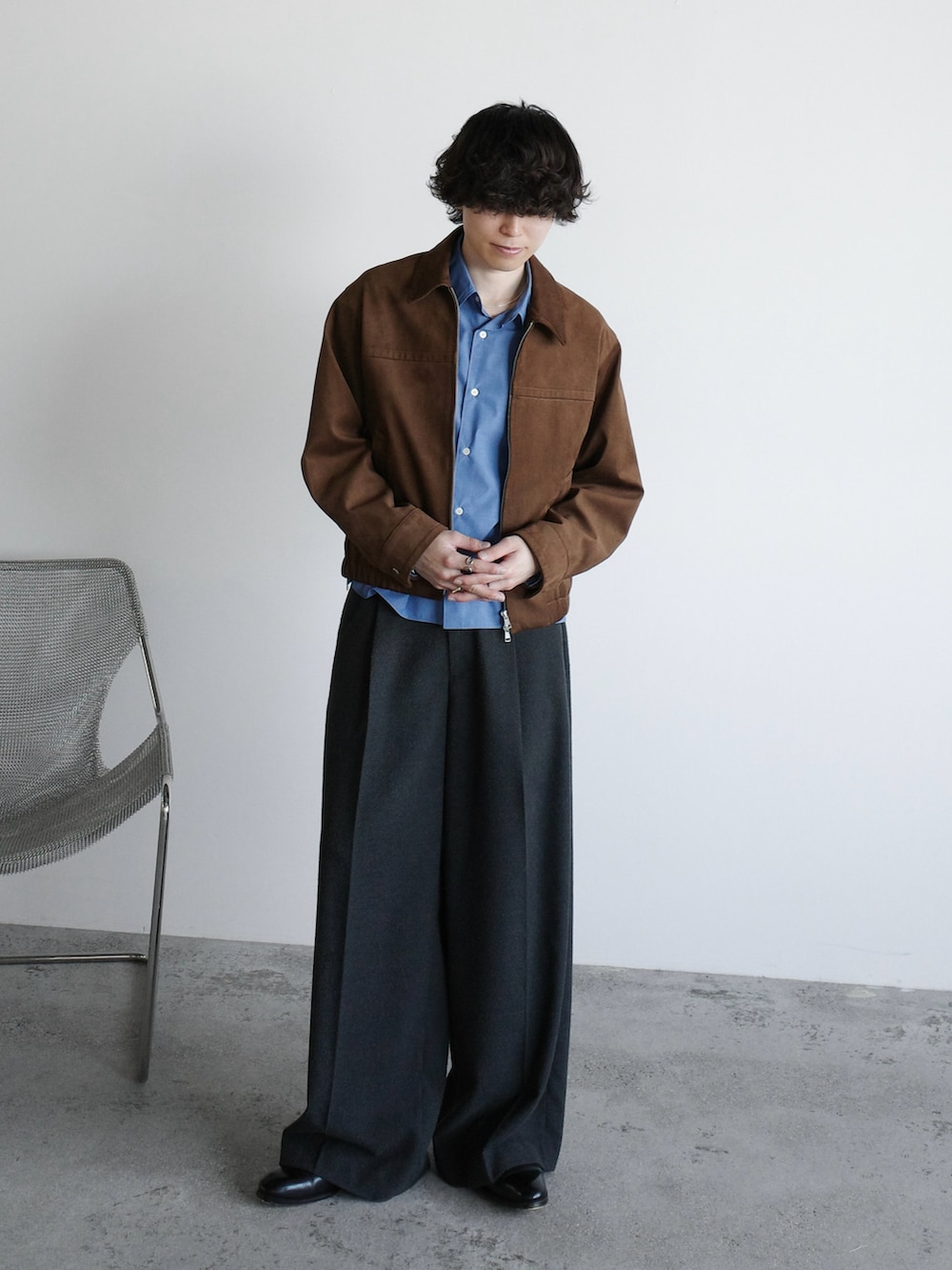 ブラウン系のブルゾン、ブルー系のシャツ/ブラウス、グレー系のスラックスを着用したメンズの春コーディネートの3枚目の写真